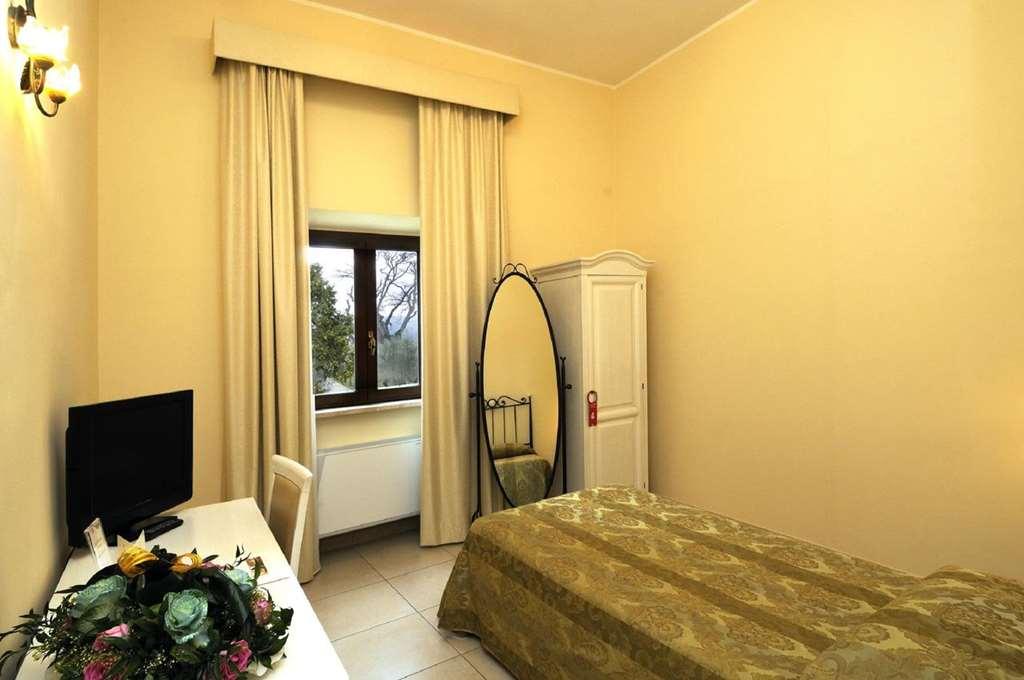Hotel Villa Fiorita ジュリアノーヴァ 部屋 写真