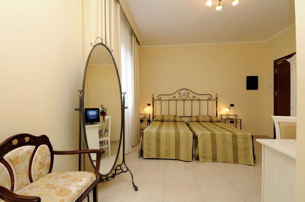 Hotel Villa Fiorita ジュリアノーヴァ 部屋 写真