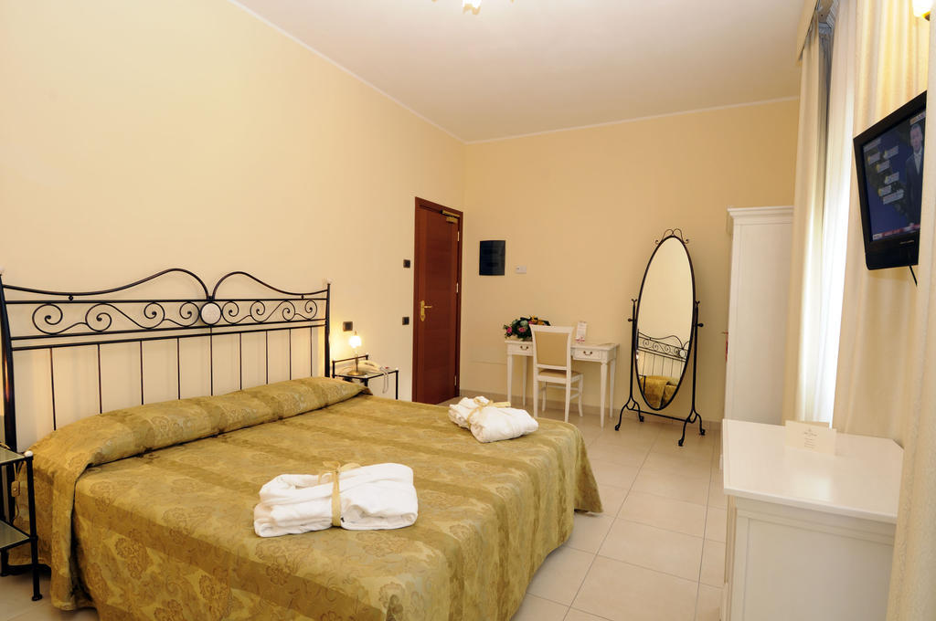 Hotel Villa Fiorita ジュリアノーヴァ 部屋 写真